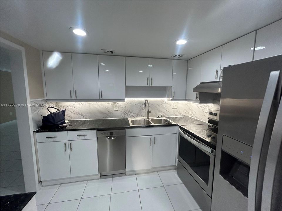 Recently Sold: $675,000 (2 beds, 2 baths, 1031 Square Feet)