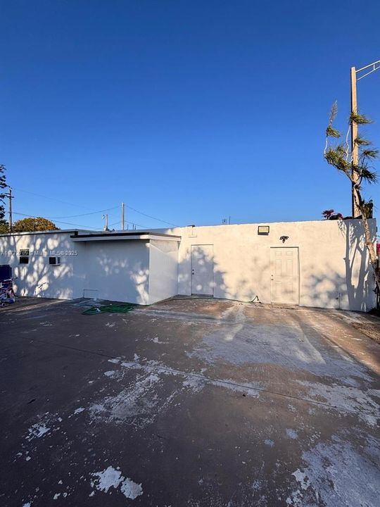 Recently Rented: $2,200 (3 beds, 1 baths, 1000 Square Feet)