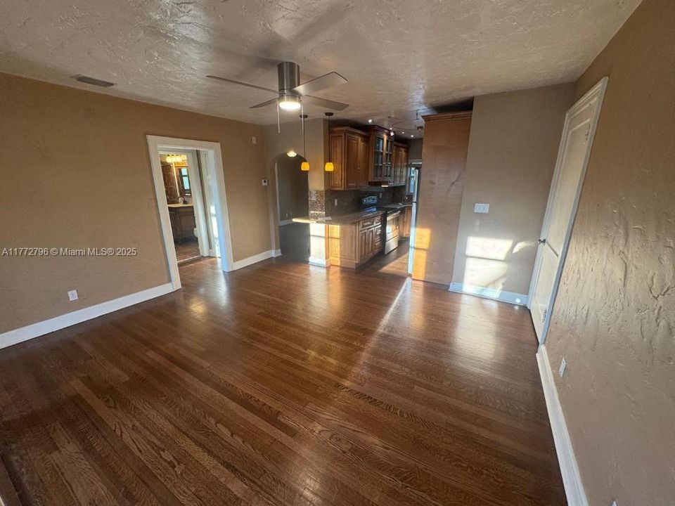 Recently Rented: $2,200 (2 beds, 1 baths, 916 Square Feet)