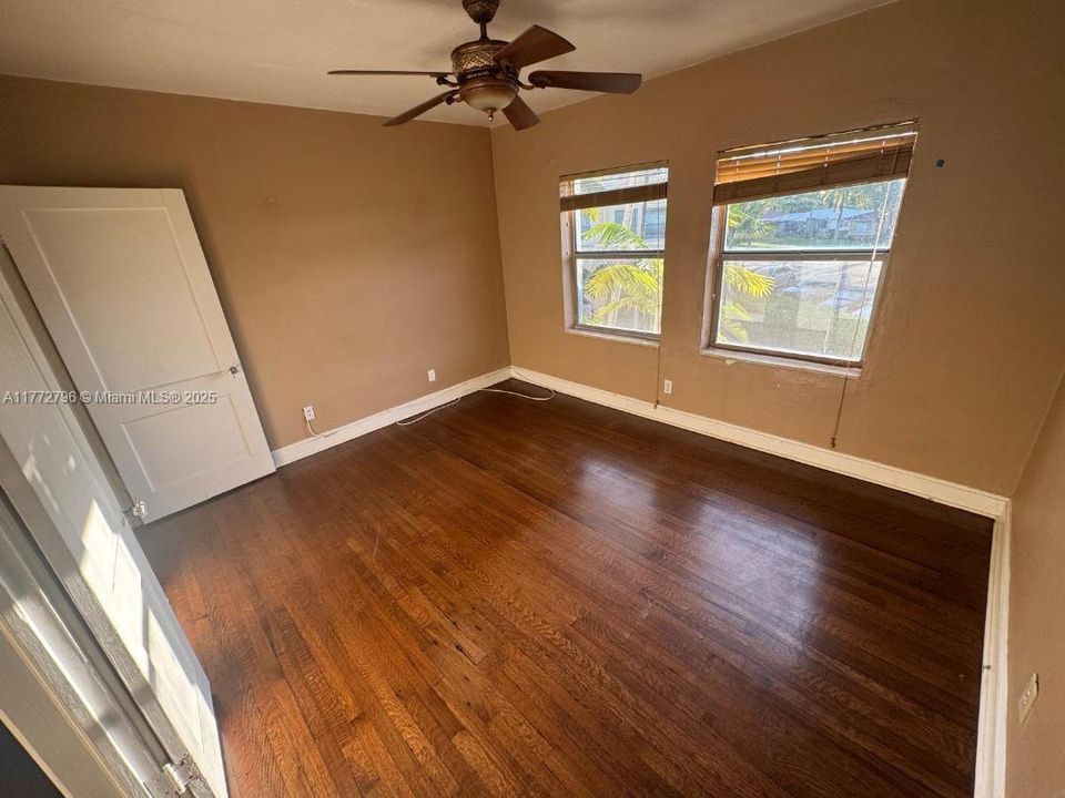 Recently Rented: $2,200 (2 beds, 1 baths, 916 Square Feet)