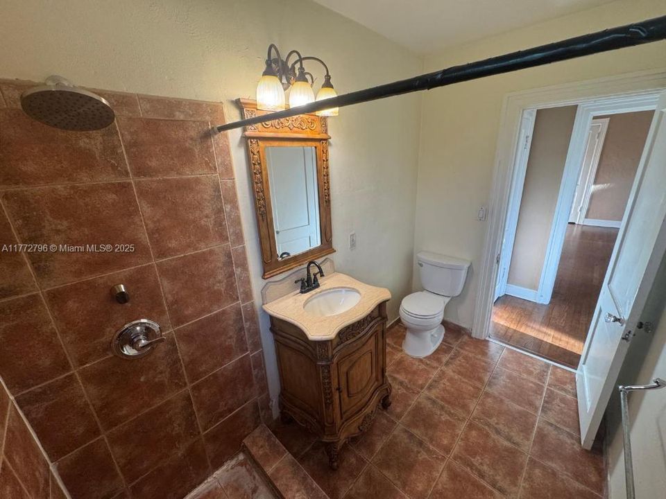 Recently Rented: $2,200 (2 beds, 1 baths, 916 Square Feet)