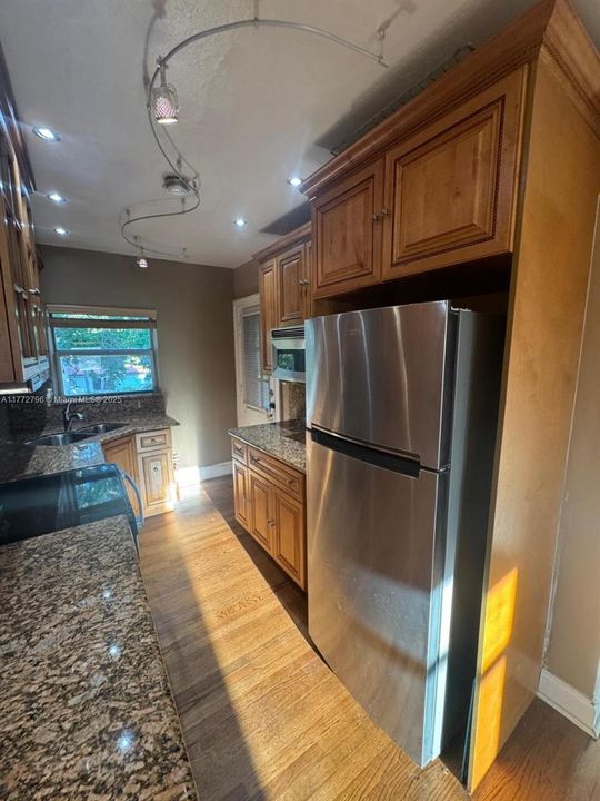 Recently Rented: $2,200 (2 beds, 1 baths, 916 Square Feet)