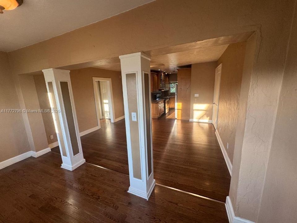 Recently Rented: $2,200 (2 beds, 1 baths, 916 Square Feet)