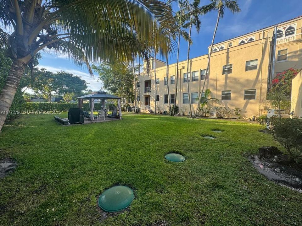 Recently Rented: $2,200 (2 beds, 1 baths, 916 Square Feet)