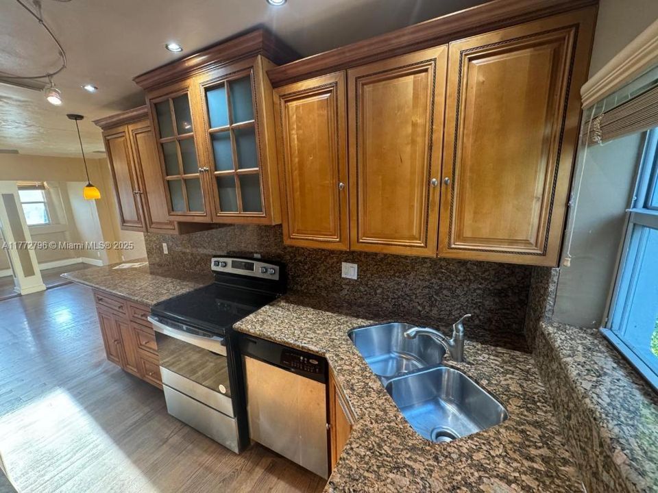 Recently Rented: $2,200 (2 beds, 1 baths, 916 Square Feet)