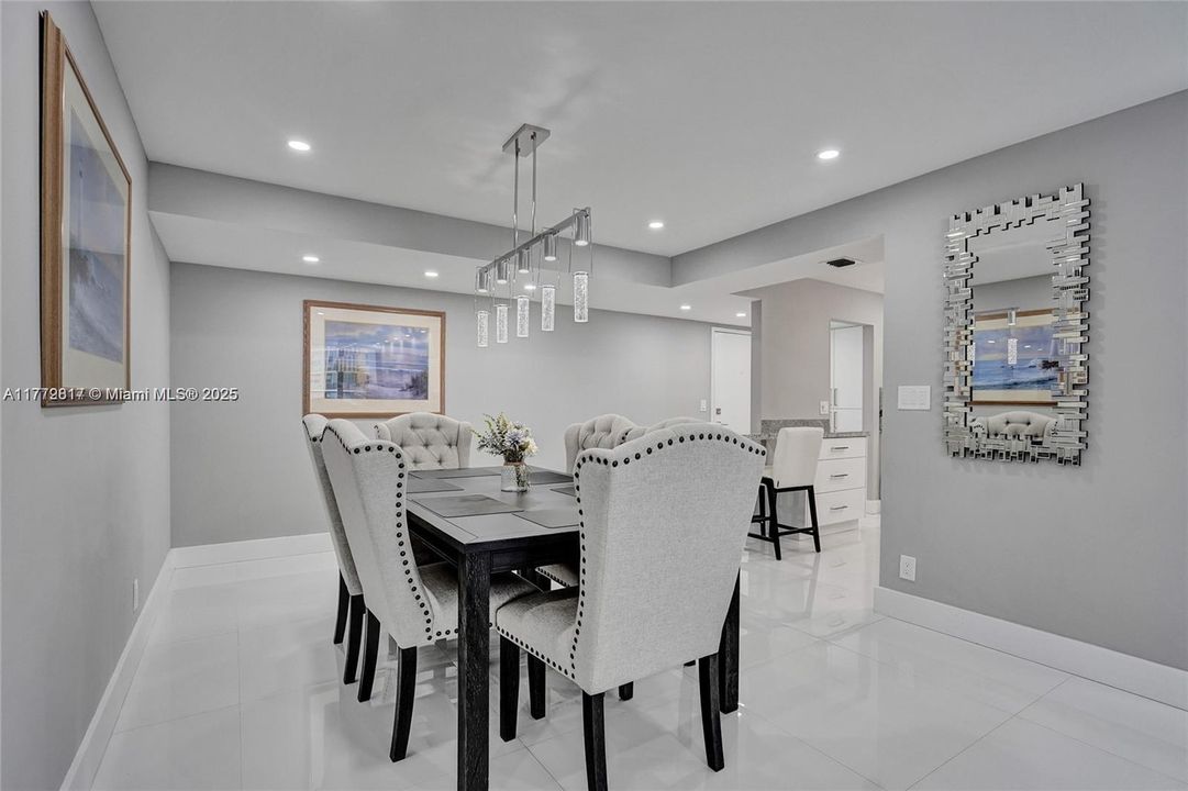 For Sale: $585,000 (2 beds, 2 baths, 1240 Square Feet)