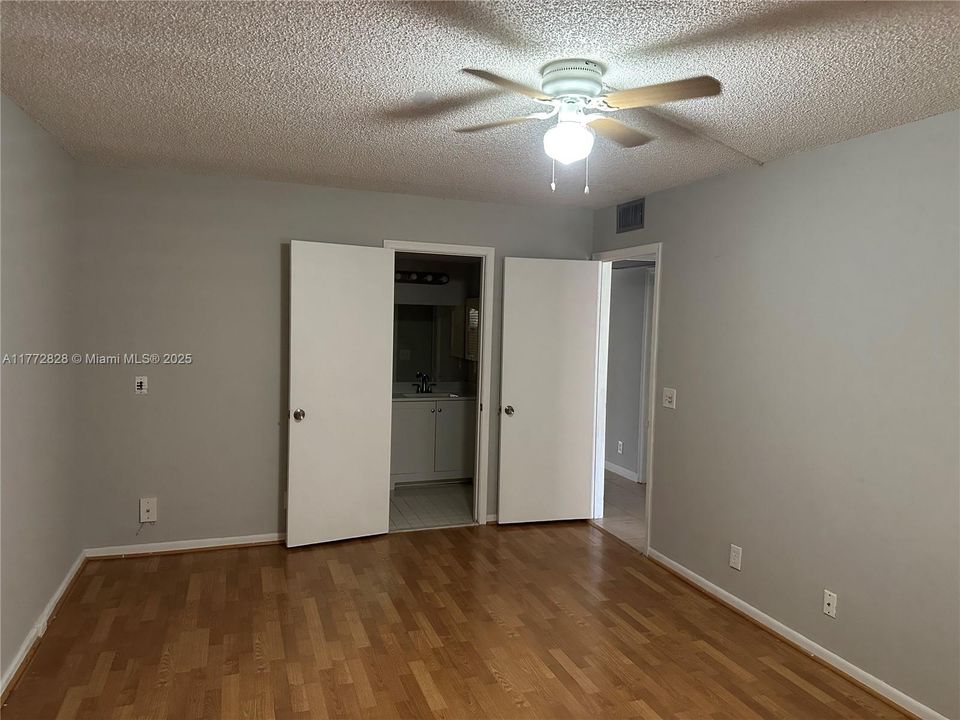 Recientemente alquilado: $1,800 (2 camas, 2 baños, 1044 Pies cuadrados)