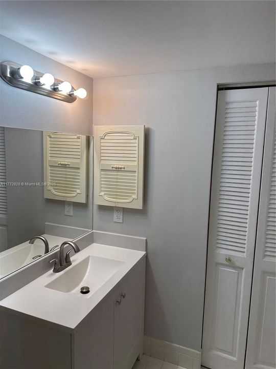 Recientemente alquilado: $1,800 (2 camas, 2 baños, 1044 Pies cuadrados)