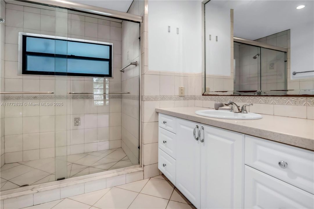 Recently Sold: $999,990 (3 beds, 2 baths, 2386 Square Feet)