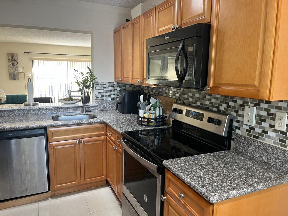 Vendido Recientemente: $300,000 (2 camas, 2 baños, 1113 Pies cuadrados)