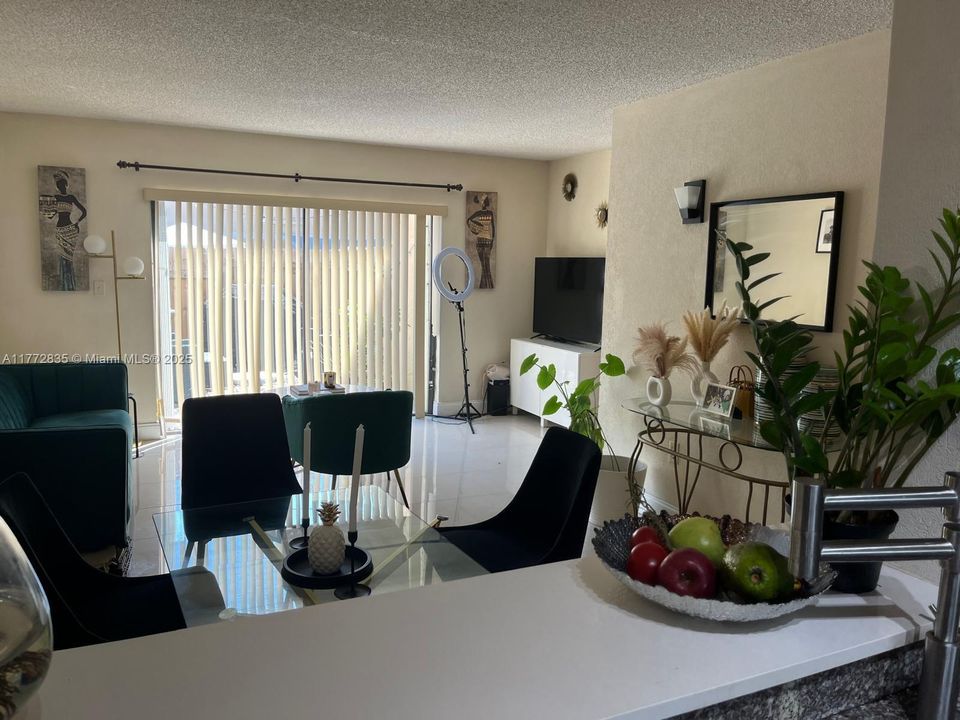 Vendido Recientemente: $300,000 (2 camas, 2 baños, 1113 Pies cuadrados)