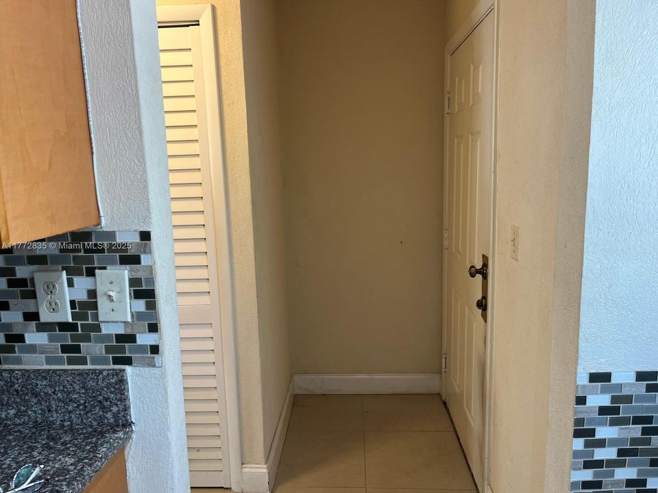 Vendido Recientemente: $300,000 (2 camas, 2 baños, 1113 Pies cuadrados)