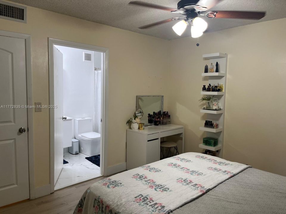 Vendido Recientemente: $300,000 (2 camas, 2 baños, 1113 Pies cuadrados)