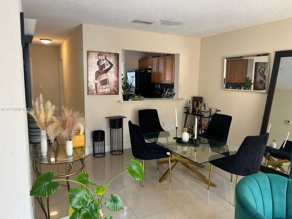 Vendido Recientemente: $300,000 (2 camas, 2 baños, 1113 Pies cuadrados)