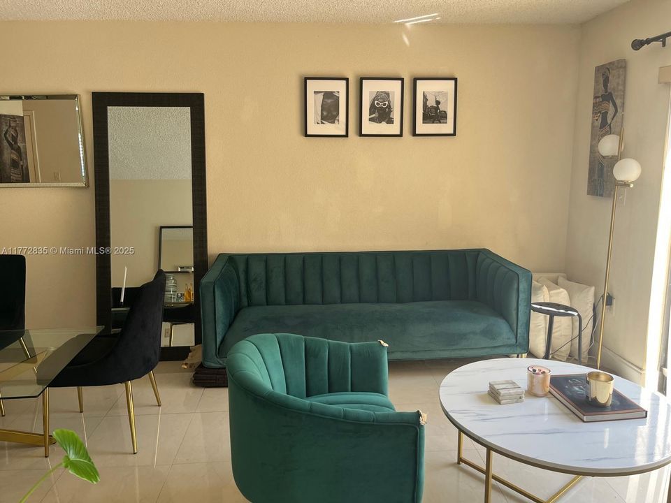 Vendido Recientemente: $300,000 (2 camas, 2 baños, 1113 Pies cuadrados)