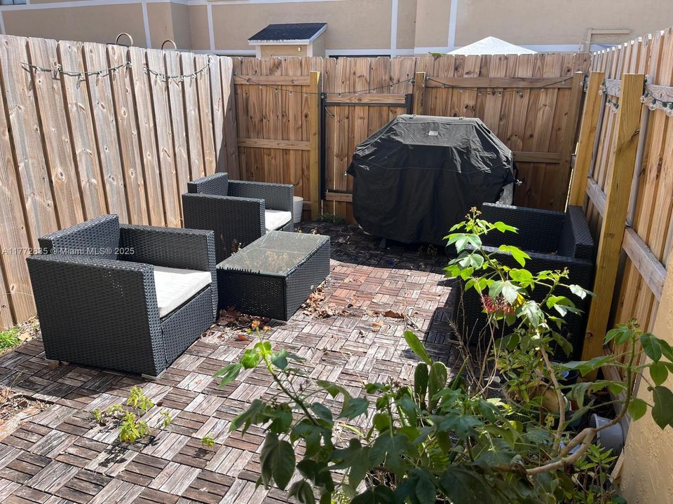 Vendido Recientemente: $300,000 (2 camas, 2 baños, 1113 Pies cuadrados)