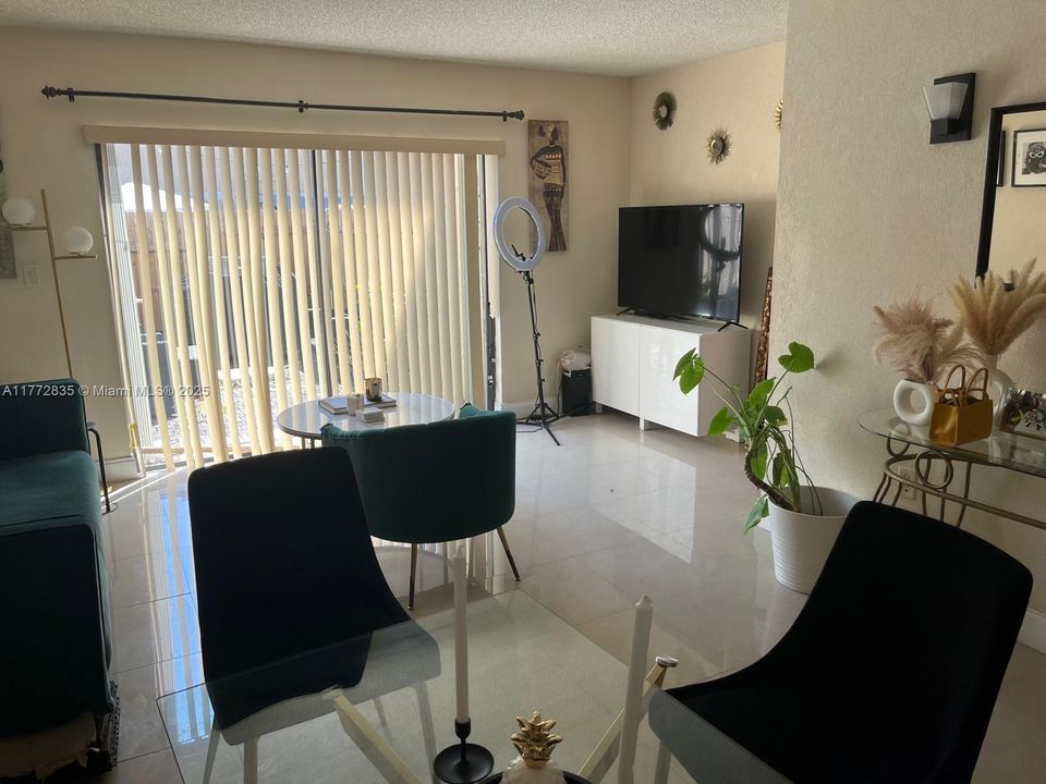 Vendido Recientemente: $300,000 (2 camas, 2 baños, 1113 Pies cuadrados)