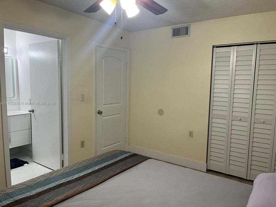 Vendido Recientemente: $300,000 (2 camas, 2 baños, 1113 Pies cuadrados)