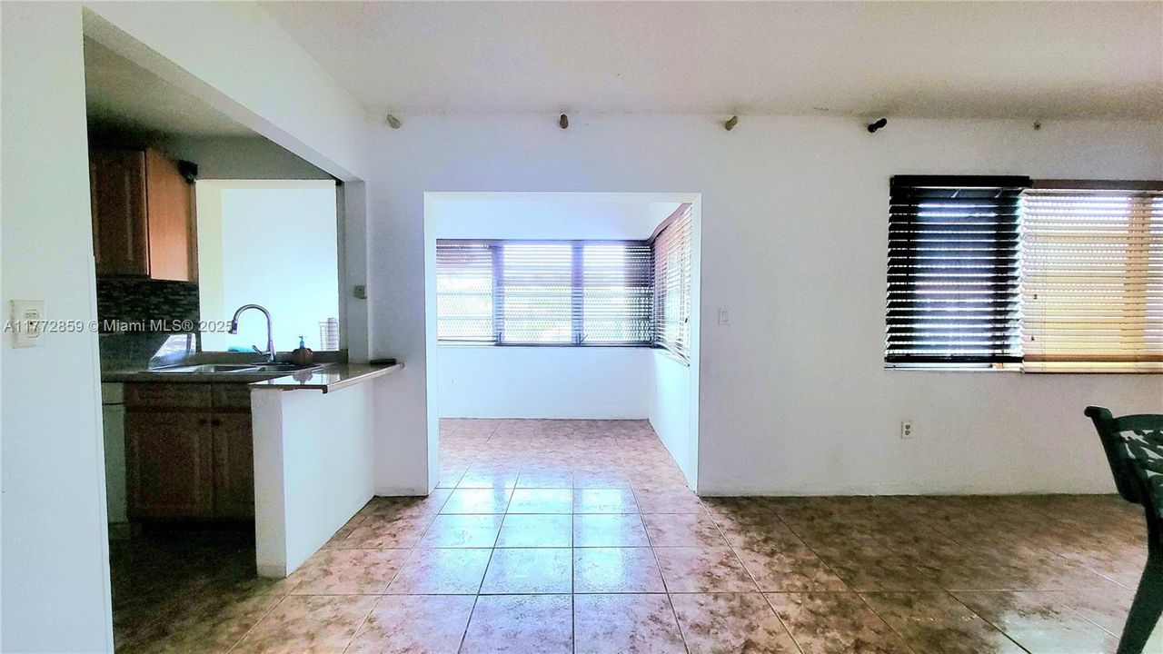 Под контрактом: $119,999 (2 спален, 2 ванн, 990 Квадратных фут)