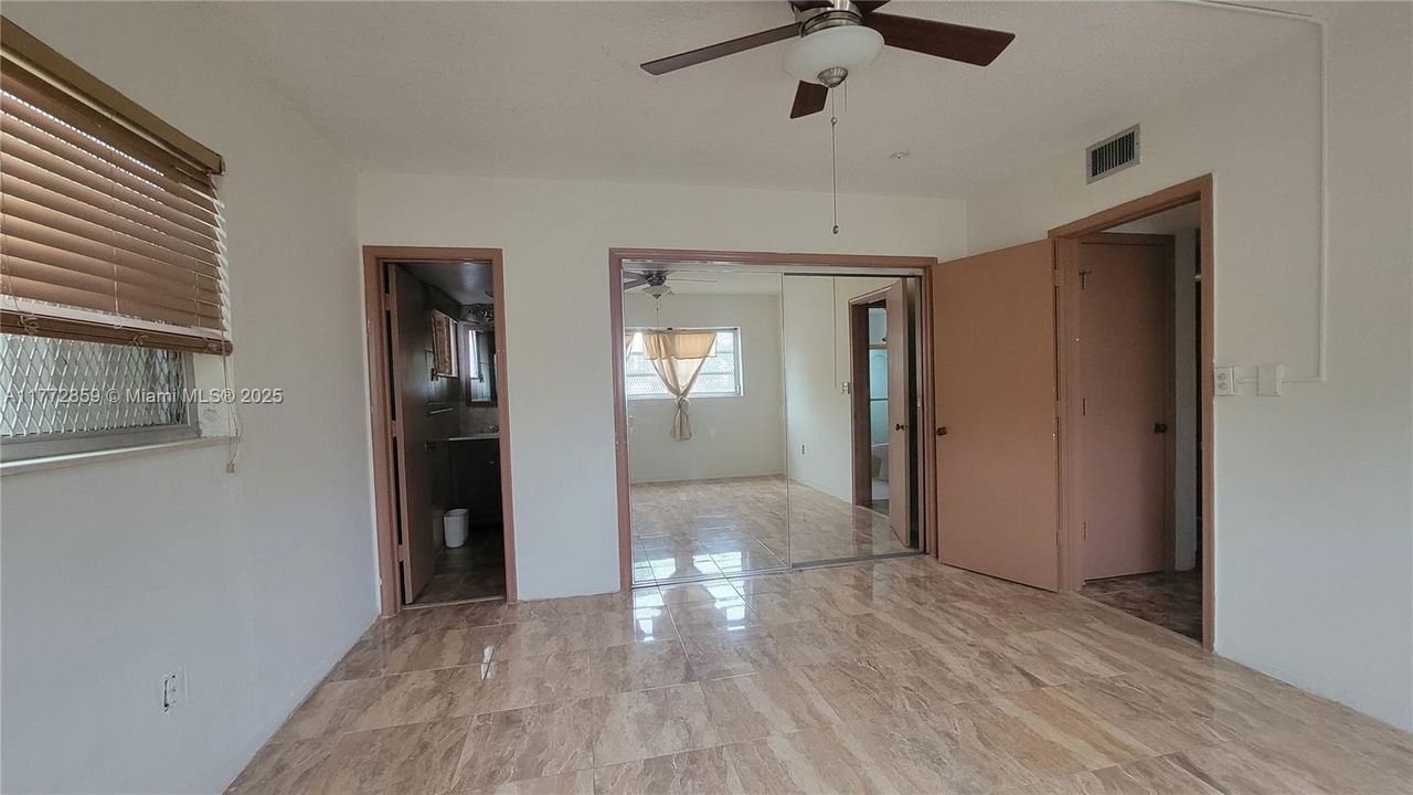 Под контрактом: $119,999 (2 спален, 2 ванн, 990 Квадратных фут)