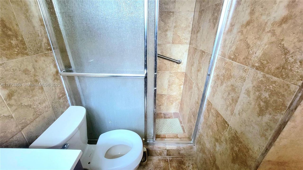 Под контрактом: $119,999 (2 спален, 2 ванн, 990 Квадратных фут)