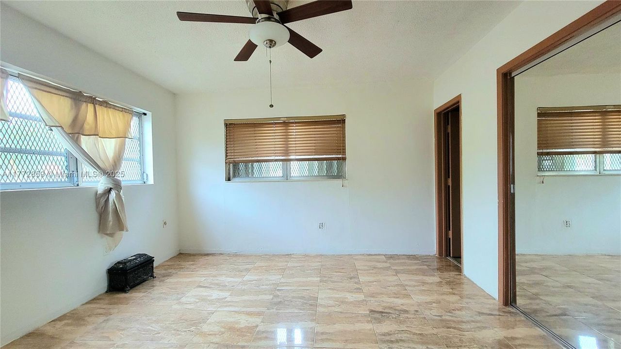 Под контрактом: $119,999 (2 спален, 2 ванн, 990 Квадратных фут)