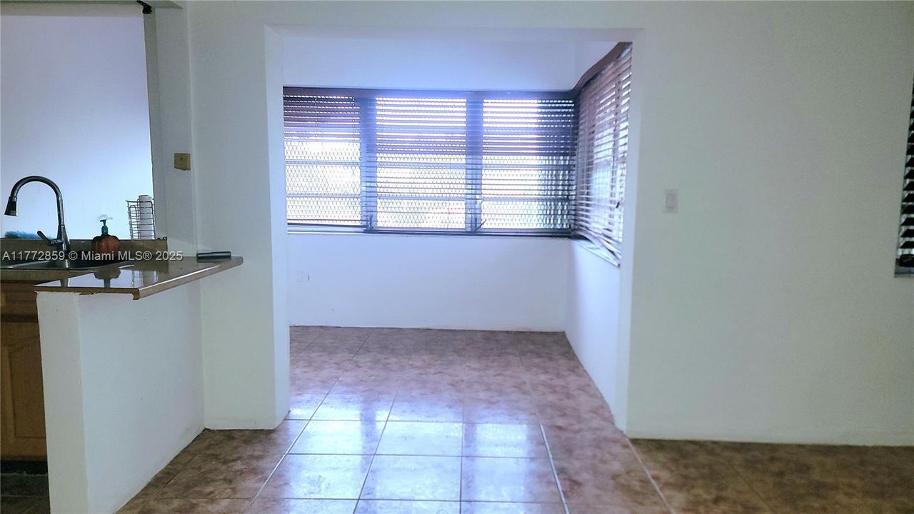 Под контрактом: $119,999 (2 спален, 2 ванн, 990 Квадратных фут)