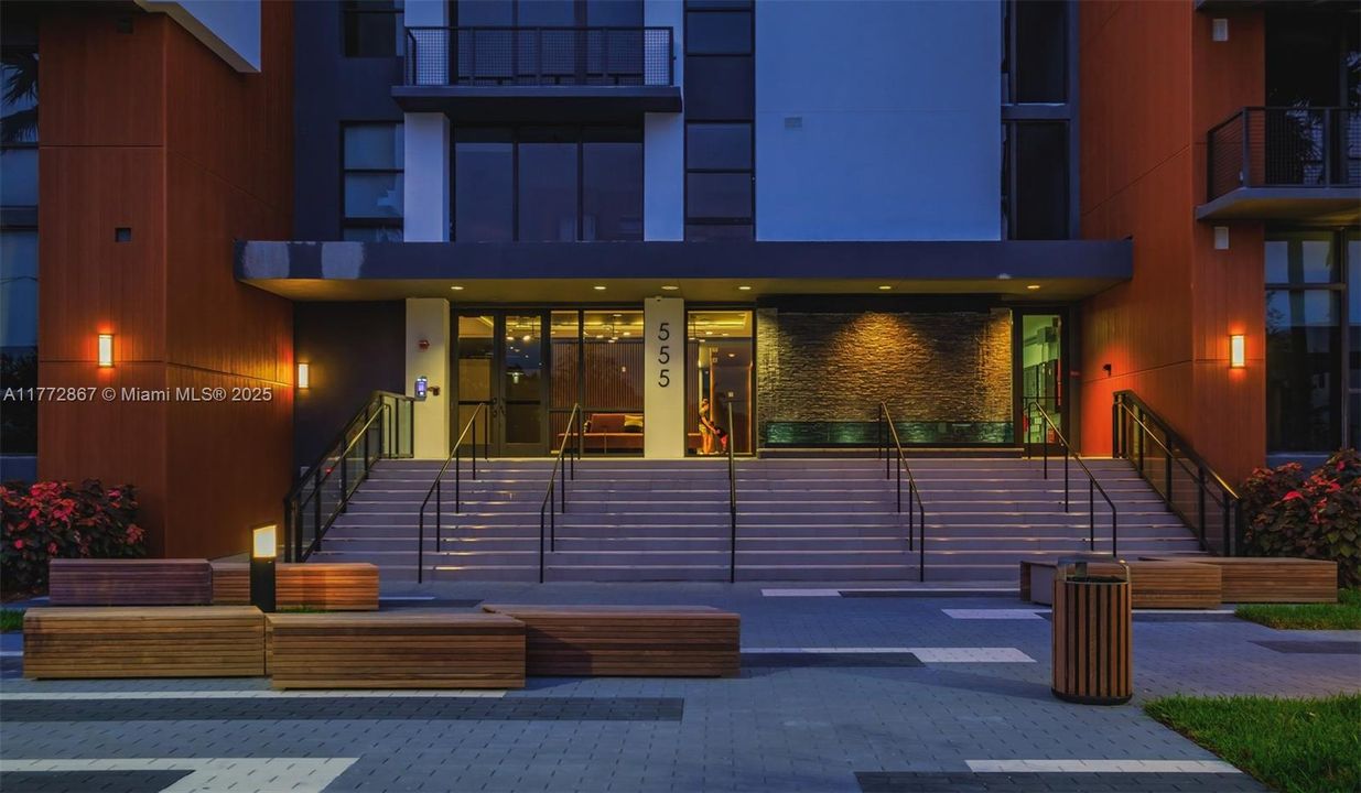 Recently Rented: $2,975 (1 beds, 1 baths, 768 Square Feet)