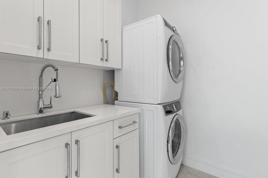 Recently Sold: $4,790,000 (7 beds, 7 baths, 8890 Square Feet)