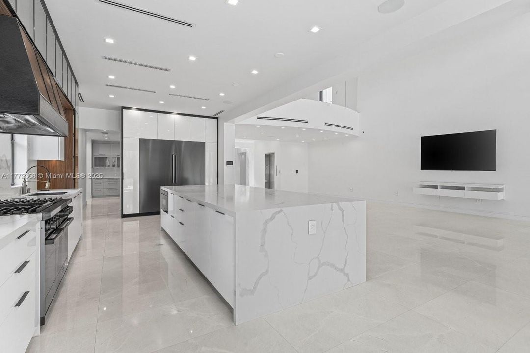 Recently Sold: $4,790,000 (7 beds, 7 baths, 8890 Square Feet)