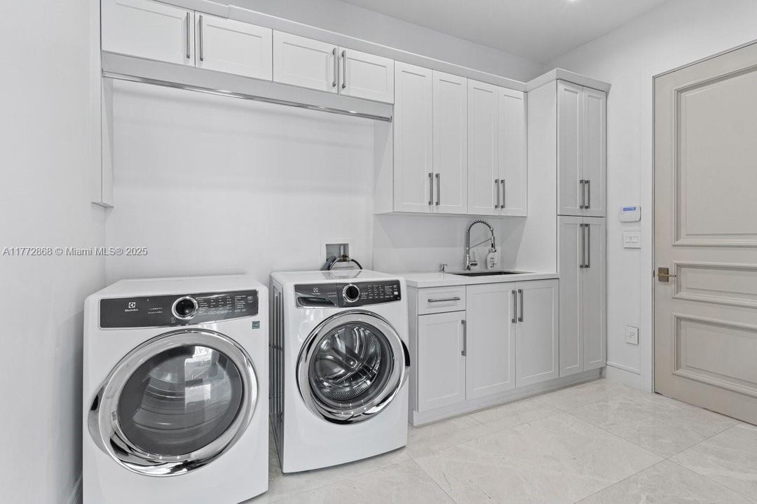 Recently Sold: $4,790,000 (7 beds, 7 baths, 8890 Square Feet)