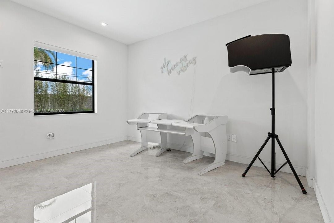 Recently Sold: $4,790,000 (7 beds, 7 baths, 8890 Square Feet)