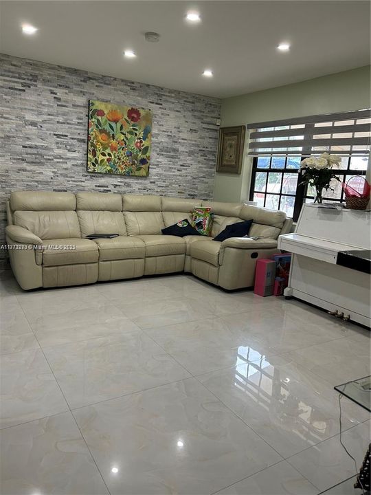 En Venta: $695,000 (4 camas, 2 baños, 1803 Pies cuadrados)