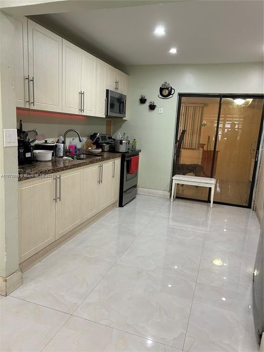 En Venta: $695,000 (4 camas, 2 baños, 1803 Pies cuadrados)