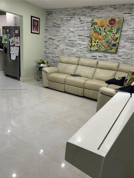 En Venta: $695,000 (4 camas, 2 baños, 1803 Pies cuadrados)