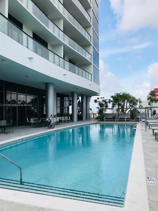 Recently Rented: $4,000 (2 beds, 2 baths, 1055 Square Feet)