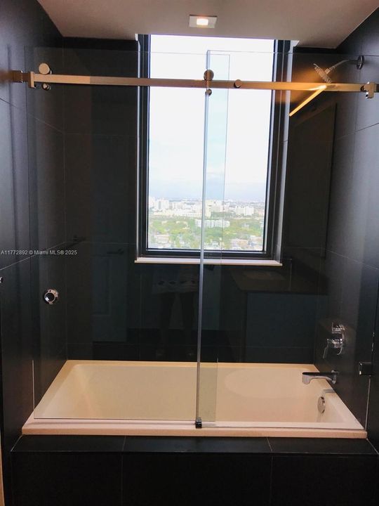 Recently Rented: $4,000 (2 beds, 2 baths, 1055 Square Feet)