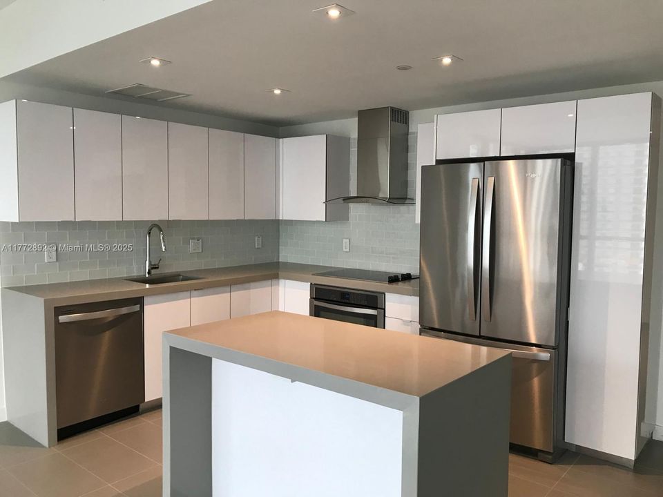 Recently Rented: $4,000 (2 beds, 2 baths, 1055 Square Feet)