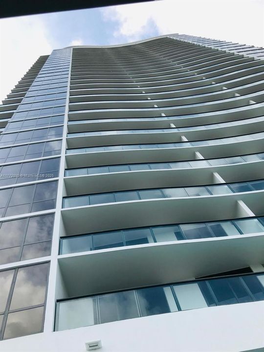 Recently Rented: $4,000 (2 beds, 2 baths, 1055 Square Feet)