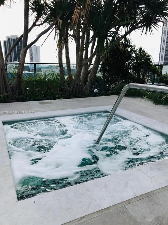 Recently Rented: $4,000 (2 beds, 2 baths, 1055 Square Feet)