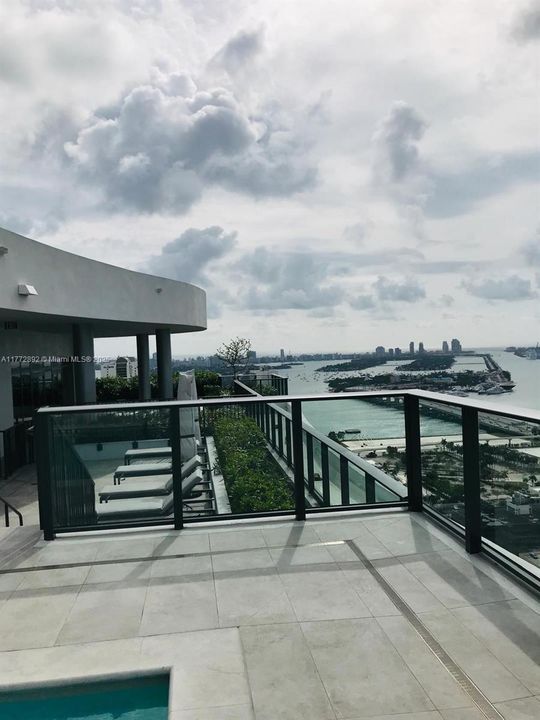 Recently Rented: $4,000 (2 beds, 2 baths, 1055 Square Feet)