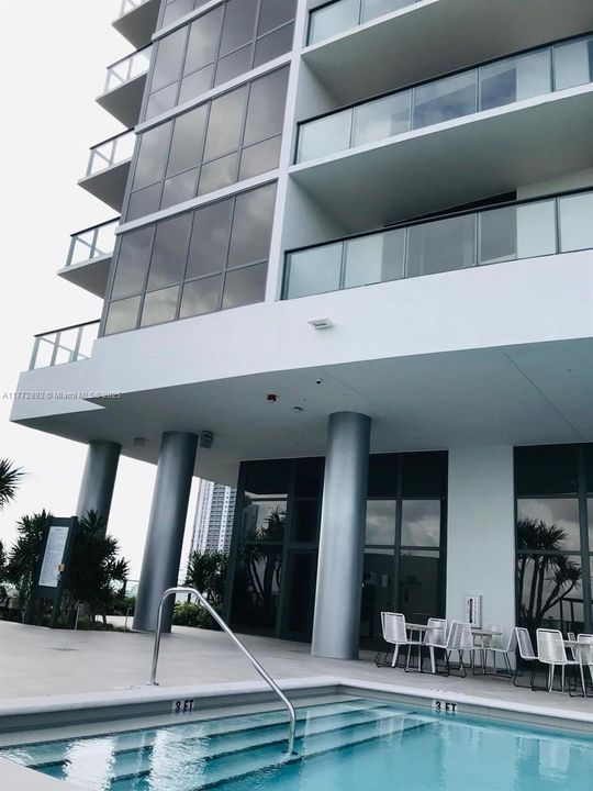 Recently Rented: $4,000 (2 beds, 2 baths, 1055 Square Feet)