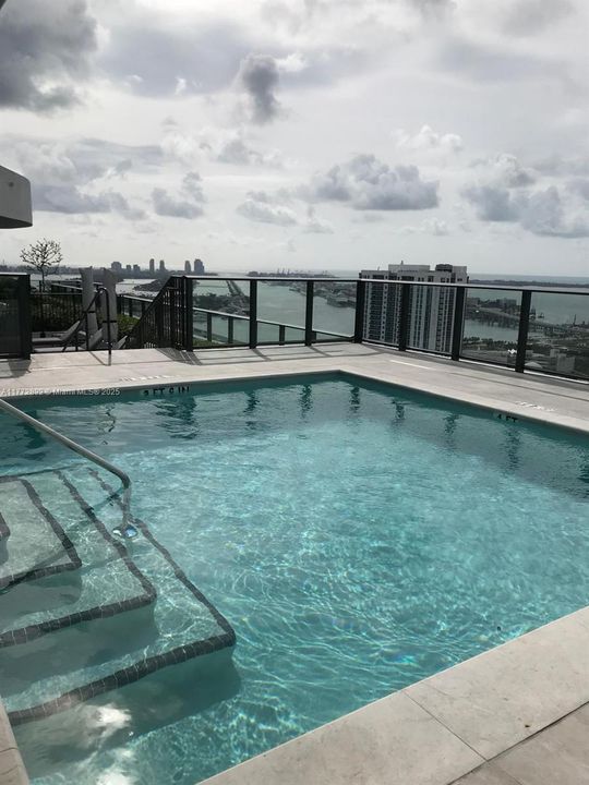 Recently Rented: $4,000 (2 beds, 2 baths, 1055 Square Feet)