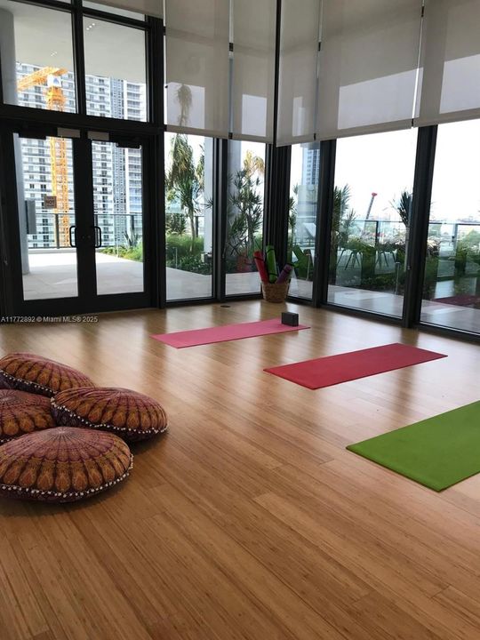 Recently Rented: $4,000 (2 beds, 2 baths, 1055 Square Feet)