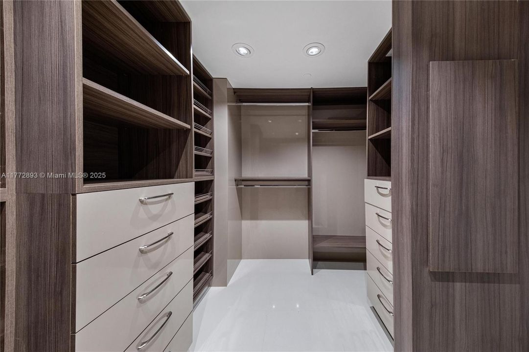 Recently Sold: $980,000 (3 beds, 3 baths, 1869 Square Feet)