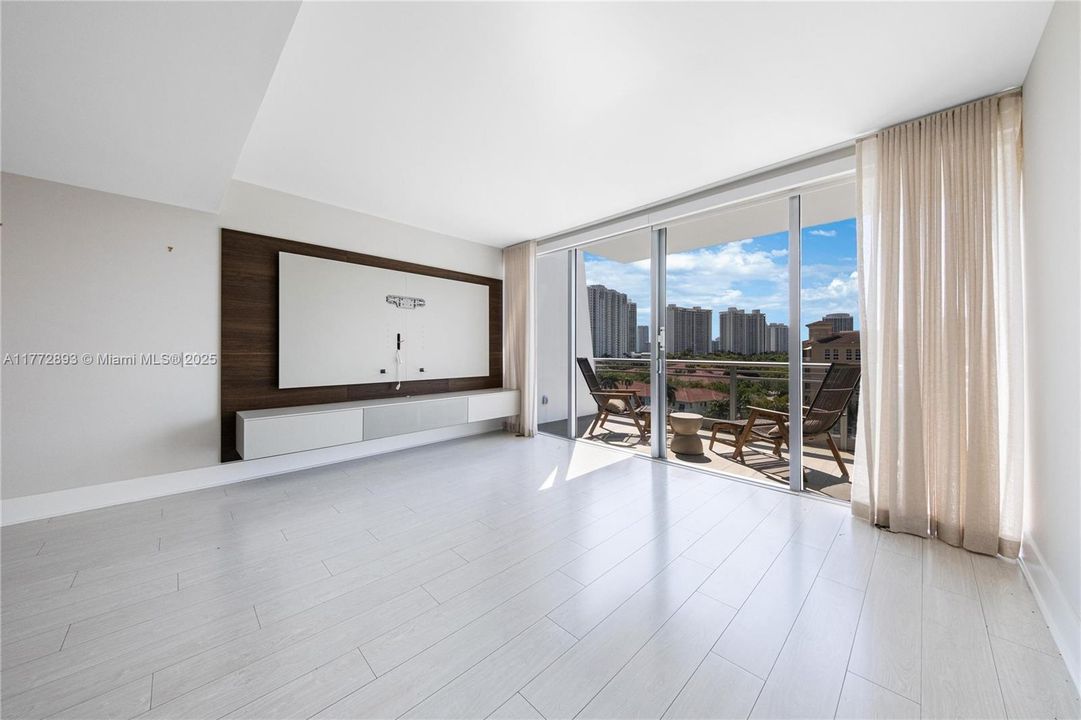 Recently Sold: $980,000 (3 beds, 3 baths, 1869 Square Feet)