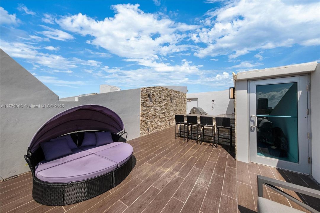 Recently Sold: $980,000 (3 beds, 3 baths, 1869 Square Feet)