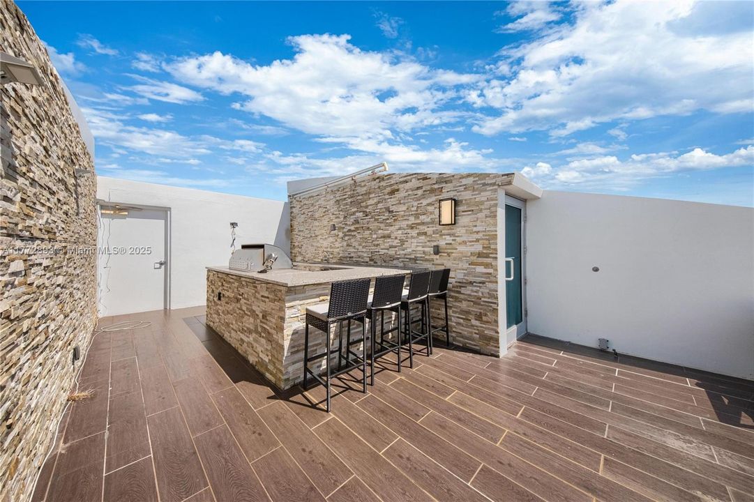 Recently Sold: $980,000 (3 beds, 3 baths, 1869 Square Feet)