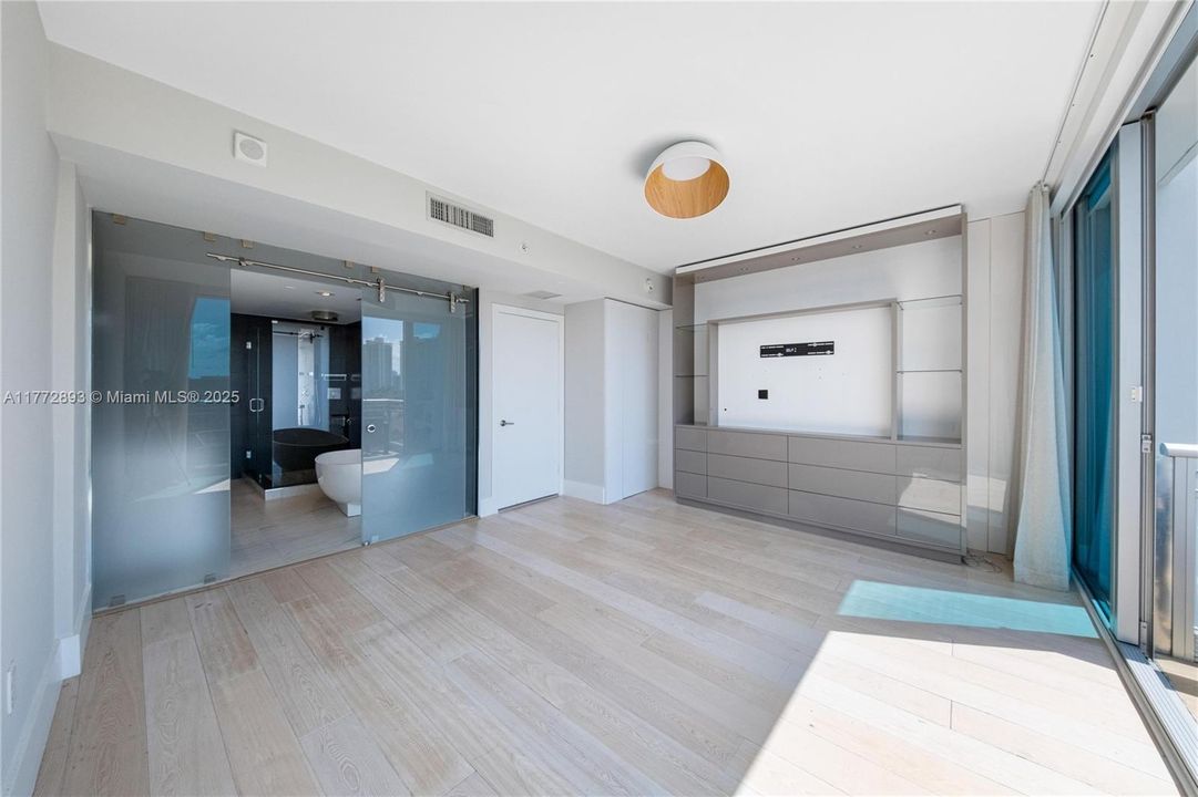 Recently Sold: $980,000 (3 beds, 3 baths, 1869 Square Feet)