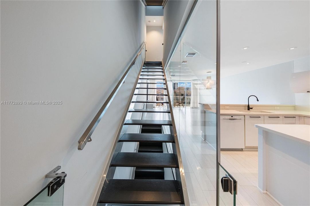 Recently Sold: $980,000 (3 beds, 3 baths, 1869 Square Feet)